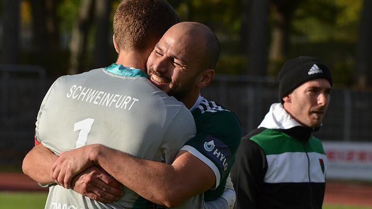 Da übermannten selbst den erfahrenen Adam Jabiri (Mitte, mit Torhüter Luis Zwick) die Gefühle: Sein später Siegtreffer gegen Aschaffenburg eröffnet dem FC 05 Schweinfurt (im Hintergrund Trainer Tobias Strobl) wieder eine deutlich bessere Perspektive. Da übermannten selbst den erfahrenen Adam Jabiri (Mitte, mit Torhüter Luis Zwick) die Gefühle: Sein später Siegtreffer gegen Aschaffenburg eröffnet dem FC 05 Schweinfurt (im Hintergrund Trainer Tobias Strobl) wieder eine deutlich bessere Perspektive.