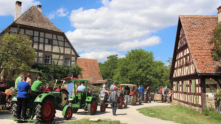 Am Wochenende ziehen beim Oldtimer-Schlepper-Treffen - hier ein Foto von 2019 - wieder rund 500 historische Traktoren durch das Freilandmuseum Bad Windsheim. Am Wochenende ziehen beim Oldtimer-Schlepper-Treffen - hier ein Foto von 2019 - wieder rund 500 historische Traktoren durch das Freilandmuseum Bad Windsheim.