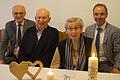 Landrat Wilhelm Schneider (links) und Bürgermeister Matthias Schneider gratulierten dem Ehepaar Eduard und Franziska Mantel zum Jubiläum.