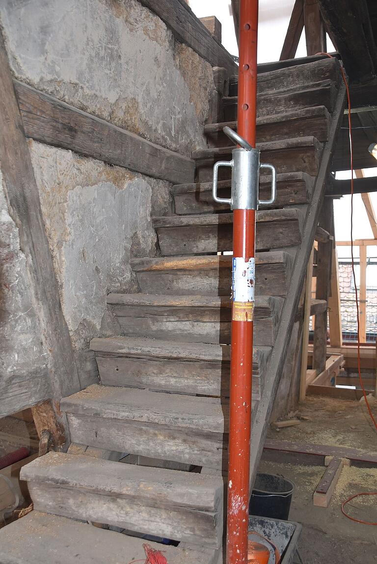 Auch wenn so viel wie möglich original erhalten bleiben soll, muss die alte Holztreppe im Dachstuhl erneuert werden. Auch wenn so viel wie möglich original erhalten bleiben soll, muss die alte Holztreppe im Dachstuhl erneuert werden. 