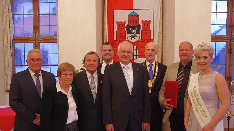 Verschiedene Fotos von der Verleihung, u. a. das Gesamtfoto mit (von links) Thomas Leiner, Charlotte Fries, Johannes Köhler, Anton Schick, Robert Kiesel, Kay Blankenburg, Peter Rößner, sowie Rosenkönigin Nina Dees. Fotos: Klaus Werner       -  Verschiedene Fotos von der Verleihung, u. a. das Gesamtfoto mit (von links) Thomas Leiner, Charlotte Fries, Johannes Köhler, Anton Schick, Robert Kiesel, Kay Blankenburg, Peter Rößner, sowie Rosenkönigin Nina Dees. Fotos: Klaus Werner