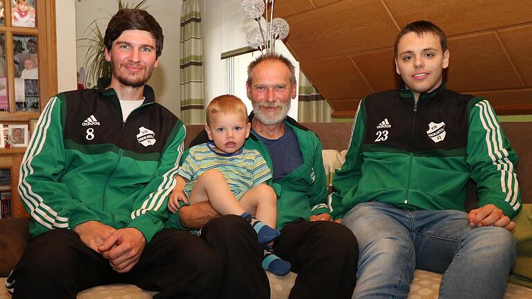 Steffen, Anton und Maximilian Hämmerlein (von links) bilden beim VfR Kirchlauter eine familiäre Dreierkette. Mit dabei: Enkel Lukas, seit seiner Geburt ebenfalls Mitglied beim VfR. Steffen, Anton und Maximilian Hämmerlein (von links) bilden beim VfR Kirchlauter eine familiäre Dreierkette. Mit dabei: Enkel Lukas, seit seiner Geburt ebenfalls Mitglied beim VfR.