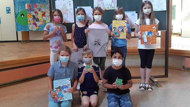 Die siegreichen Kinder der Wittighäuser Schulklassen beim Malwettbewerb: Franziska Endres, Lilli Adler, Lilja Lehmann, Johanna Ehrmann, Hogir Zandi, Zara Bauer, Carla Mark, Justus Eckert und Lena Zipf.