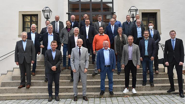 Der Landkreis packt gemeinsam mit den Kommunen die Herausforderungen des Klimawandels an: Am Freitag wurde das Kommunale Klimaschutz-Netzwerk gegründet. Unser Foto zeigt alle am Netzwerk Beteiligten zusammen mit Landrat Wilhelm Schneider (vorne, Dritter von links) und Prof. Dr. Ing. Markus Brautsch (vorne, Zweiter von links). Der Landkreis packt gemeinsam mit den Kommunen die Herausforderungen des Klimawandels an: Am Freitag wurde das Kommunale Klimaschutz-Netzwerk gegründet. Unser Foto zeigt alle am Netzwerk Beteiligten zusammen mit Landrat Wilhelm Schneider (vorne, Dritter von links) und Prof. Dr. Ing. Markus Brautsch (vorne, Zweiter von links).