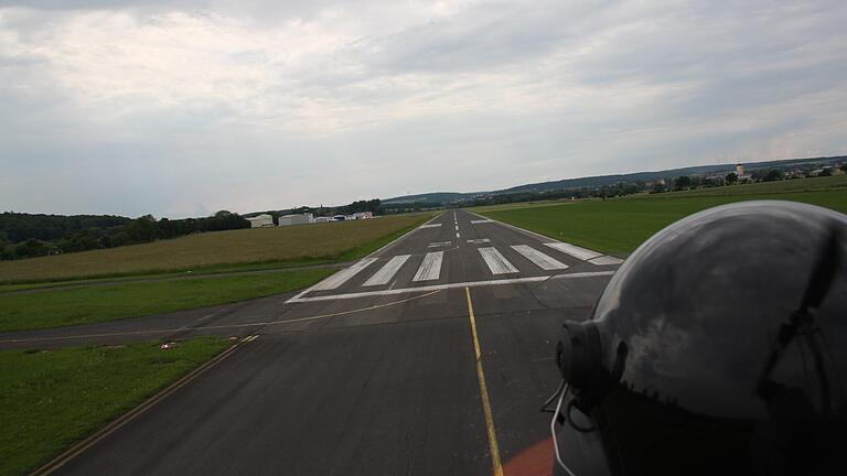 Im Landeanflug auf den Haßfurter Verkehrslandeplatz (Archivbild): Er ist der Einzige in der Region Schweinfurt, Haßberge, Bad Kissingen und Rhön-Grabfeld. Sein Unterhalt sorgt aber für Diskussionen. Im Landeanflug auf den Haßfurter Verkehrslandeplatz (Archivbild): Er ist der Einzige in der Region Schweinfurt, Haßberge, Bad Kissingen und Rhön-Grabfeld. Sein Unterhalt sorgt aber für Diskussionen.
