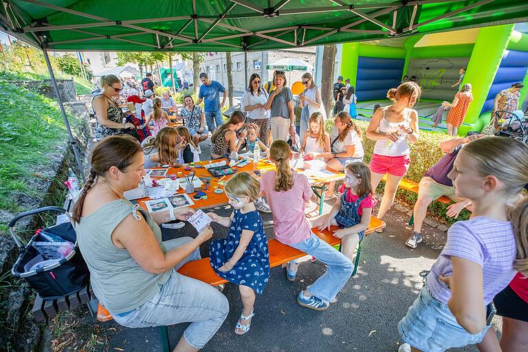 Kinder kamen beim Ochsenfest besonders auf ihre Kosten, etwa an der Schminkstation und Hüpfburg des OCC im Vorhof.