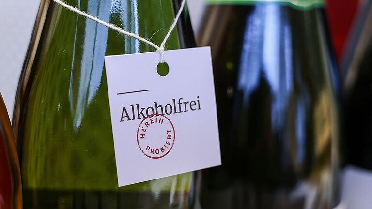 Alkoholfreier Wein - Ein hochwertiger, aromastarker Grundwein ist die wichtigste Voraussetzung für die Herstellung eines alkoholfreien Weins. Alkoholfreier Wein - Ein hochwertiger, aromastarker Grundwein ist die wichtigste Voraussetzung für die Herstellung eines alkoholfreien Weins.
