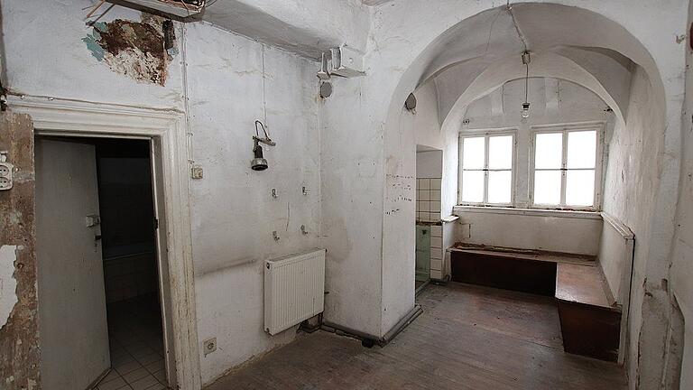 Wo alles begann: In der Mainbernheimer Altstadt hatte die Bäckerei Schmidt ihre erste Backstube. Daraus entwickelte sich das Unternehmen Bären-Schmidt am Stadtrand, das später vom Süßwarenkonzern Haribo aufgekauft wurde. Wo alles begann: In der Mainbernheimer Altstadt hatte die Bäckerei Schmidt ihre erste Backstube. Daraus entwickelte sich das Unternehmen Bären-Schmidt am Stadtrand, das später vom Süßwarenkonzern Haribo aufgekauft wurde.