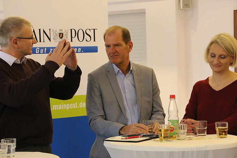 Alles unter einem Dach: Hubert Fröhlich kann die Nähe von BKH und neuem Klinikum in Lohr gar nicht eng genug sein. Klinikreferent René Bostelaar und Pamela Nembach hören aufmerksam zu. Alles unter einem Dach: Hubert Fröhlich kann die Nähe von BKH und neuem Klinikum in Lohr gar nicht eng genug sein. Klinikreferent René Bostelaar und Pamela Nembach hören aufmerksam zu.