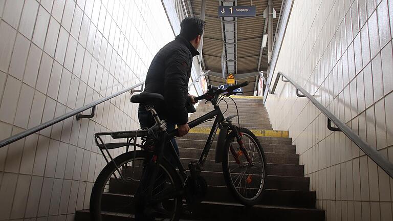 Barrierefreiheit sieht anders aus. Mit Fahrrad oder Kinderwagen wird's schwierig am Bahnhof Karlstadt. Für Rollstuhlfahrer sind die Bahnsteige unerreichbar. Barrierefreiheit sieht anders aus. Mit Fahrrad oder Kinderwagen wird's schwierig am Bahnhof Karlstadt. Für Rollstuhlfahrer sind die Bahnsteige unerreichbar.
