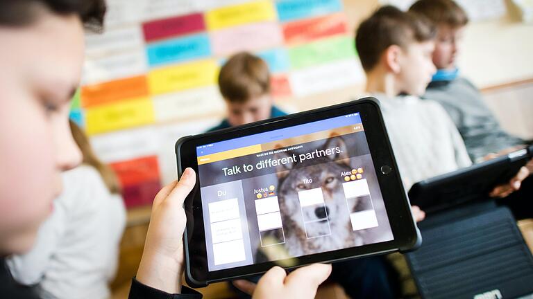 Unterricht am Tablet ist in den kreiseigenen Schulen stark im Kommen. In Münnerstadt gibt's in diesem Schuljahr sogar schon die zweite Tablet-Klasse. Unterricht am Tablet ist in den kreiseigenen Schulen stark im Kommen. In Münnerstadt gibt's in diesem Schuljahr sogar schon die zweite Tablet-Klasse.