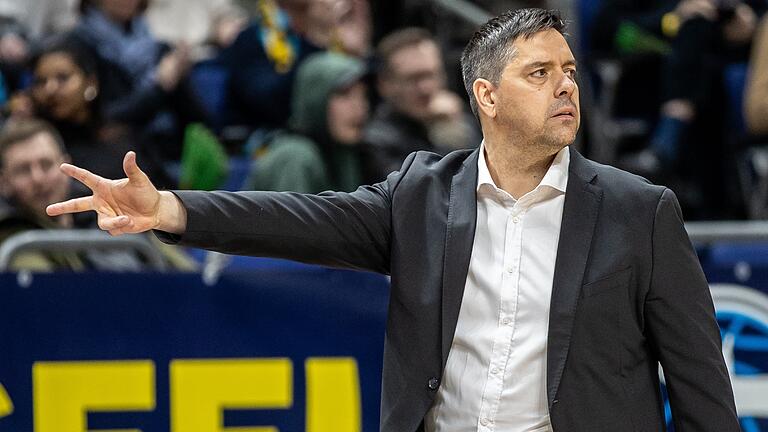 Noch drei Siege? Tatsächlich könnte das den Baskets und Trainer Sasa Filipovski reichen, denn gegen die Konkurrenten Rostock und Bamberg haben die Würzburger den direkten Vergleich gewonnen. Noch drei Siege? Tatsächlich könnte das den Baskets und Trainer Sasa Filipovski reichen, denn gegen die Konkurrenten Rostock und Bamberg haben die Würzburger den direkten Vergleich gewonnen.