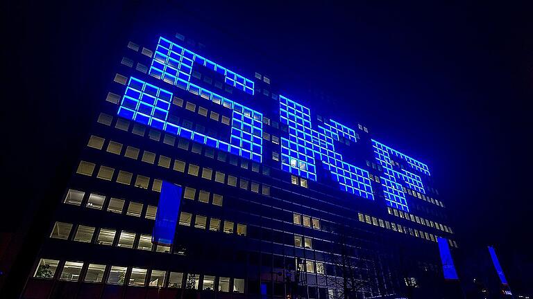 Die Konzernleitung in Göteborg hat beschlossen, die SKF Linearsysteme GmbH weltweit zum Kauf anzubieten. Betroffen sind rund 1200 Beschäftigte weltweit, in Schweinfurt etwa 120. Am Donnerstagnachmittag liefen dazu Informationsveranstaltungen in den Schweinfurter Werken II und III. Die Konzernleitung in Göteborg hat beschlossen, die SKF Linearsysteme GmbH weltweit zum Kauf anzubieten. Betroffen sind rund 1200 Beschäftigte weltweit, in Schweinfurt etwa 120. Am Donnerstagnachmittag liefen dazu Informationsveranstaltungen in den Schweinfurter Werken II und III.