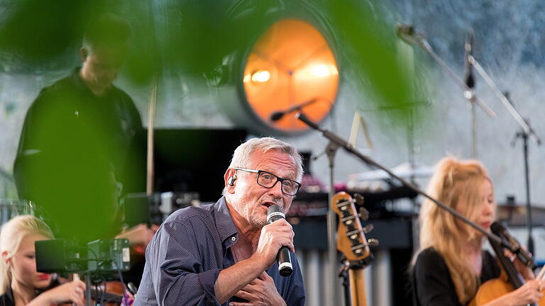 Songs Konstantin Wecker       -  Mehrere Hundert Menschen besuchen am Sonntag (16.06.19) das Zusatzkonzert des Liedermacher-Festivals „Songs an einem Sommerabend“ mit Konstantin Wecker und dem Kammerorchester der Bayerischen Philharmonie unter der Leitung von Mark Mast im Park des Klosters Himmelspforten in Würzburg.