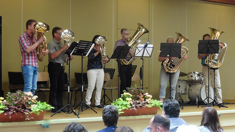 Das Tuba-Euphonium-Ensemble spielte das 'Pirates of the Caribbean' den Abschluss des Konzerts. Das Tuba-Euphonium-Ensemble spielte das 'Pirates of the Caribbean' den Abschluss des Konzerts.