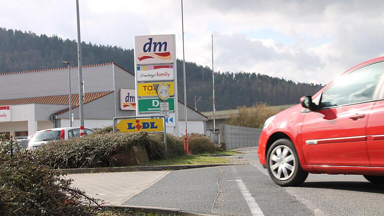 Sind die Ausfahrten an den Märkten in der Würzburger Straße in Langenprozelten ohne Gehweg gefährlich? Sind die Ausfahrten an den Märkten in der Würzburger Straße in Langenprozelten ohne Gehweg gefährlich?