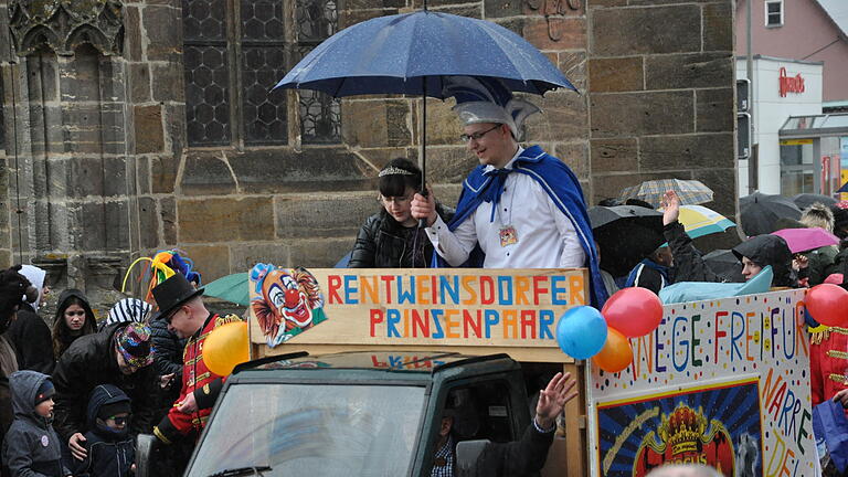 Das „Rentweinsdorfer Prinzenpaar“ feierte das Ende des „Circus Corona“.