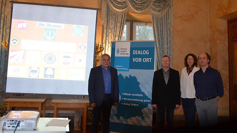 Bild von links: Alfred Janzik (erster Kriminalhauptkommissar a.D., Psychotherapeut), Bertram Muth (Hanns Seidel Stiftung), Petra Sokol-Pemöller (stellv. Schulleiterin) und Johannes Pflaum (Fachschaftsleiter G/Sk/PuG).