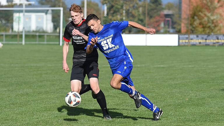 Der FSV Hohenroth (links Jannik Fromm) und der FC Sandberg (rechts Carlos Rottenberger) spielten in der Top-Partie der A-Klasse Rhön 3 2:2. Der FSV Hohenroth (links Jannik Fromm) und der FC Sandberg (rechts Carlos Rottenberger) spielten in der Top-Partie der A-Klasse Rhön 3 2:2.