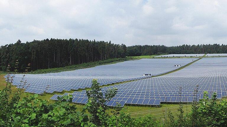 Das Thema Freiflächen-Photovoltaikanlagen auf dem Gebiet der Marktgemeinde Oberschwarzach beschäftigt die Bevölkerung und Winzer sowie das Unternehmen Belectric gleichermaßen. Bei einer Informationsveranstaltung wurden zu kleine Flächen in dem 2023 verabschiedeten kommunalen Kriterienkatalog moniert. Das Thema Freiflächen-Photovoltaikanlagen auf dem Gebiet der Marktgemeinde Oberschwarzach beschäftigt die Bevölkerung und Winzer sowie das Unternehmen Belectric gleichermaßen. Bei einer Informationsveranstaltung wurden zu kleine Flächen in dem 2023 verabschiedeten kommunalen Kriterienkatalog moniert.