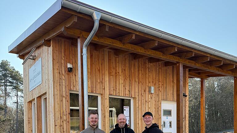 Wein- und Brotzeithäusle Schloss Saaleck - Moritz, Thomas und Lukas Lange haben das Wein- und Brotzeithäusle an ihrem Weingut – bis auf die Elektrik – komplett in Eigenleistung gebaut. Wein- und Brotzeithäusle Schloss Saaleck - Moritz, Thomas und Lukas Lange haben das Wein- und Brotzeithäusle an ihrem Weingut – bis auf die Elektrik – komplett in Eigenleistung gebaut.