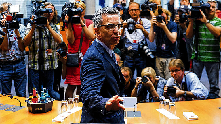 Vor der Befragung: Bundesverteidigungsminister Thomas de Maiziere bei der Sitzung des Drohnen-Untersuchungsausschusses. Vor der Befragung: Bundesverteidigungsminister Thomas de Maiziere bei der Sitzung des Drohnen-Untersuchungsausschusses.