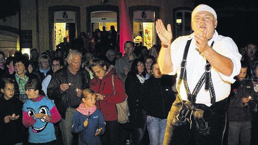 Eine Stunde Freibier: DJ Ötzi alias Dietmar Popp von der UKG half kräftig mit beim Gewinn der Wette. Trotz einer kleinen, technischen Panne animierte er rund 500 Menschen mit Teelichtern zum Mitsingen.