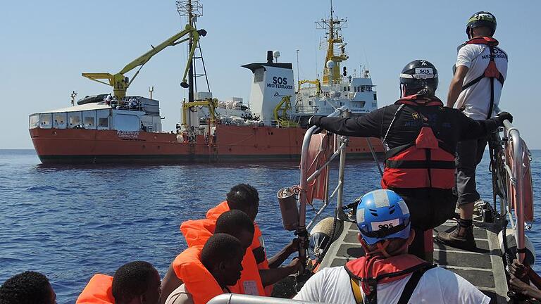 KINA - Seenot-Retter helfen Flüchtlingen auf dem Meer       -  Von einem Schlauchboot gerettete Migranten werden auf das Rettungsschiff &bdquo;Aquarius&ldquo; gebracht.