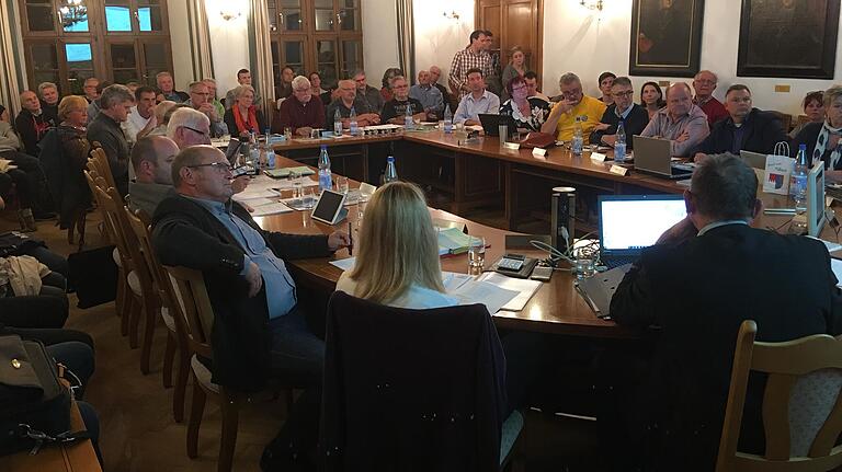 Volles Haus am Montagabend bei der Sitzung des Volkacher Stadtrats. Vor allem die Themen Waterwalker und Mainlände lockten die Zuhörer ins Rathaus. Volles Haus am Montagabend bei der Sitzung des Volkacher Stadtrats. Vor allem die Themen Waterwalker und Mainlände lockten die Zuhörer ins Rathaus.
