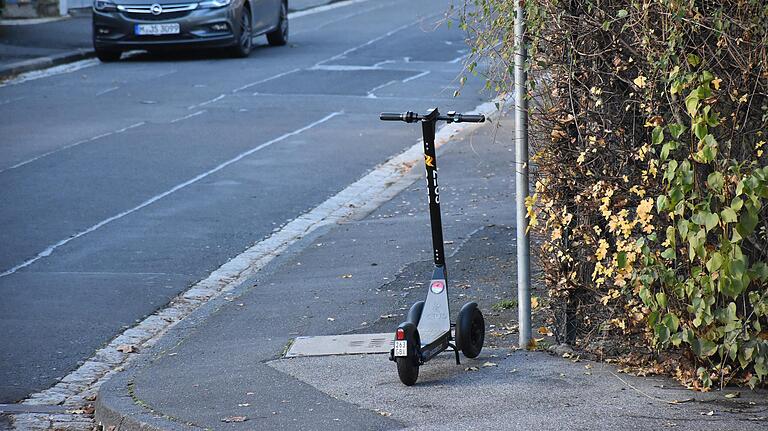 Immer wieder gibt es Beschwerden in Schweinfurt über E-Scooter, die entweder herumliegen oder mitten auf Gehwegen abgestellt wurden. Immer wieder gibt es Beschwerden in Schweinfurt über E-Scooter, die entweder herumliegen oder mitten auf Gehwegen abgestellt wurden.