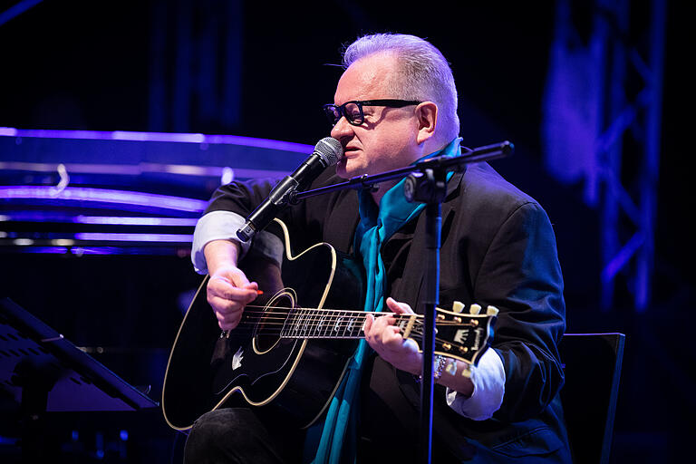 Heinz Rudolf Kunze bei 'Songs an einem Sommerabend', 2018 im Park des Klosters Himmelspforten in Würzburg. Heinz Rudolf Kunze bei 'Songs an einem Sommerabend', 2018 im Park des Klosters Himmelspforten in Würzburg.