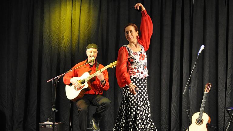 'Flamenco Libro' hieß es zum Auftakt des vergangenen Wenecker Kulturfrühling, bei dem Barbara Puppa Hennerfeind und Erik Weisenberger das Publikum in die Welt der spanisch-sprachigen Musik und die Flamencos entführten. Auch in diesem Jahr bietet der Kulturfrühling ein buntes Programm mit 19 Veranstaltungen an. 'Flamenco Libro' hieß es zum Auftakt des vergangenen Wenecker Kulturfrühling, bei dem Barbara Puppa Hennerfeind und Erik Weisenberger das Publikum in die Welt der spanisch-sprachigen Musik und die Flamencos entführten. Auch in diesem Jahr bietet der Kulturfrühling ein buntes Programm mit 19 Veranstaltungen an.