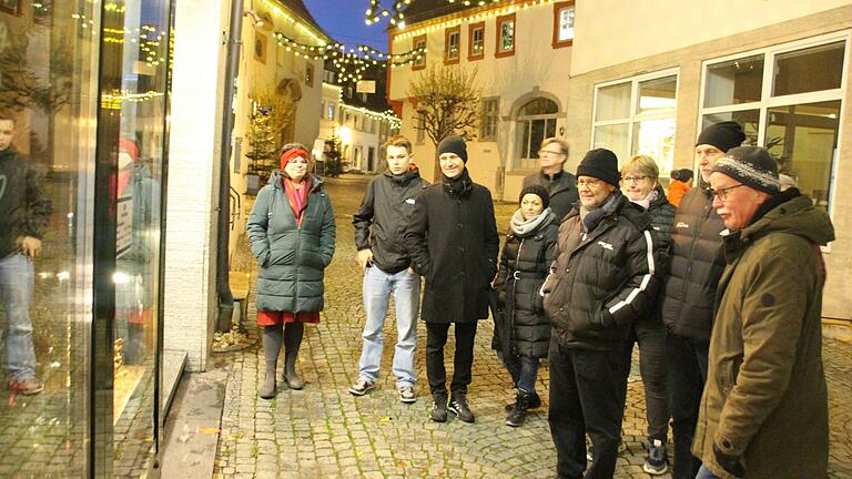 Zum Auftakt der Krippenstraße in Gerolzhofen gab Krippen-Bauer Bruno Steger (rechts) bei einem Rundgang einige Erläuterungen zu den ausgestellten Krippen. Zum Auftakt der Krippenstraße in Gerolzhofen gab Krippen-Bauer Bruno Steger (rechts) bei einem Rundgang einige Erläuterungen zu den ausgestellten Krippen.