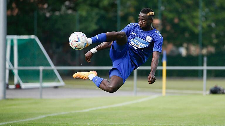 Der Bayernliga-erfahrene Stürmer Mamadou Bah vom Landesligisten ASV Rimpar (hier auf einem Foto vom August 2023) ist die namhafte Verstärkung des FC Sand. Der Vorjahresvierte zählt zu den Favoriten um den Aufstieg in der Fußball-Bezirksliga Ost. Der Bayernliga-erfahrene Stürmer Mamadou Bah vom Landesligisten ASV Rimpar (hier auf einem Foto vom August 2023) ist die namhafte Verstärkung des FC Sand. Der Vorjahresvierte zählt zu den Favoriten um den Aufstieg in der Fußball-Bezirksliga Ost. 