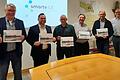 Die Bürgermeister der MainLand Allianz – (von links) Hermann Queck (Buchbrunn), Matthias Bielek (Dettelbach), Horst Reuther (Albertshofen), Karl-Dieter Fuchs (Mainstockheim) und Roland Hoh (Biebelried) – mit Maximilian Geisberger vom TCG bei der Übergabe der Digitalisierungsstrategie der ILE MainLand Allianz.