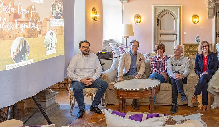Daniel Hund von der Firma Rösler, Hermann von Rotenhan, Gaby und Wolfgang Heyder und Sandra Brunnbauer vom Veranstaltungsservice Bamberg (von links) beim Pressetermin in Schloss Eyrichshof. Daniel Hund von der Firma Rösler, Hermann von Rotenhan, Gaby und Wolfgang Heyder und Sandra Brunnbauer vom Veranstaltungsservice Bamberg (von links) beim Pressetermin in Schloss Eyrichshof.