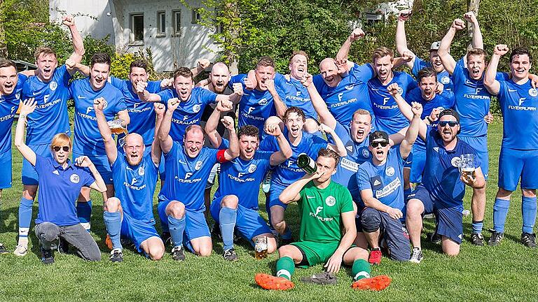 Bibergaus sofortige Rückkehr - Fünf Spieltage vor Schluss standen die Bibergauer Fußballer bereits als Meister der A-Klasse Würzburg 3 fest. Damit kehren die Schützlinge des Trainer-Duos Maximilian Wunder und Dustin Höppner auf Anhieb wieder in die Kreisklasse zurück. Die Meistermannschaft (stehend von links): Sebstian Keil, Luca Ringelmann, Nico Neubauer, Dominik Bonauer, Raphael Ringelmann, Dominik Stafflinger, Trainer Dustin Höppner, Trainer Maximilian Wunder, Benedikt Wunder, Fabian Schmitt, Martin Schmiedel, Silas Steinhoff, Marius Orth, Benjamin Gehring, (kniend von links): Heilpraktikerin Kathi Laug, Frederik Herrlein, Manuel Herrlein, Johannes Gehring, Leon Wehner, Lukas Höhle, Jannis Steinhoff, Abteilungsleiter Michael Gehring und (sitzend) Torwart Matthias Zayc. (wro) Bibergaus sofortige Rückkehr - Fünf Spieltage vor Schluss standen die Bibergauer Fußballer bereits als Meister der A-Klasse Würzburg 3 fest. Damit kehren die Schützlinge des Trainer-Duos Maximilian Wunder und Dustin Höppner auf Anhieb wieder in die Kreisklasse zurück. Die Meistermannschaft (stehend von links): Sebstian Keil, Luca Ringelmann, Nico Neubauer, Dominik Bonauer, Raphael Ringelmann, Dominik Stafflinger, Trainer Dustin Höppner, Trainer Maximilian Wunder, Benedikt Wunder, Fabian Schmitt, Martin Schmiedel, Silas Steinhoff, Marius Orth, Benjamin Gehring, (kniend von links): Heilpraktikerin Kathi Laug, Frederik Herrlein, Manuel Herrlein, Johannes Gehring, Leon Wehner, Lukas Höhle, Jannis Steinhoff, Abteilungsleiter Michael Gehring und (sitzend) Torwart Matthias Zayc. (wro)