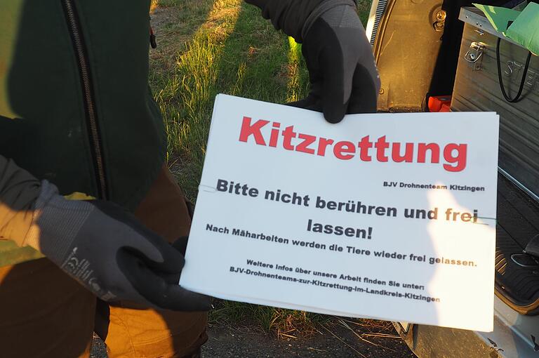 Immer wieder ein Thema: Junge Wildtiere dürfen nicht in Kontakt mit menschlichem Geruch kommen. Matthias Hofmann hält ein eigens vorbereitetes Warnschild in die Kamera. Immer wieder ein Thema: Junge Wildtiere dürfen nicht in Kontakt mit menschlichem Geruch kommen. Matthias Hofmann hält ein eigens vorbereitetes Warnschild in die Kamera.