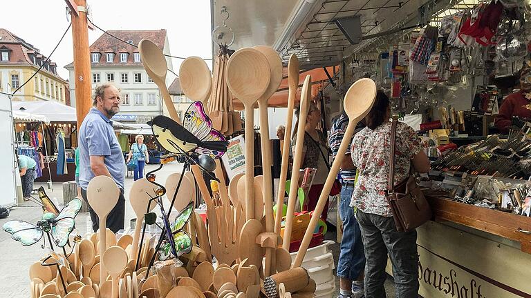 Neben dem Kiliani-Volksfest gibt es auf dem Markt auch die Kiliani-Verkaufsmesse. Neben dem Kiliani-Volksfest gibt es auf dem Markt auch die Kiliani-Verkaufsmesse.
