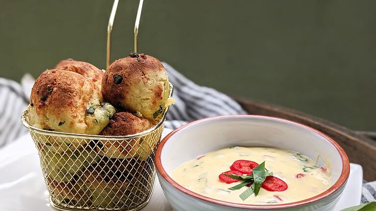 Kartoffel-Bärlauch-Bällchen aus dem Airfryer - Zu Kartoffel-Bärlauch-Bällchen aus dem Airfryer passt ein Sauce Hollandaise-Dip. Kartoffel-Bärlauch-Bällchen aus dem Airfryer - Zu Kartoffel-Bärlauch-Bällchen aus dem Airfryer passt ein Sauce Hollandaise-Dip.