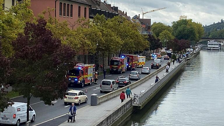 Die Berufsfeuerwehr Würzburg wurde am Dienstagvormittag zu einem Einsatz am Mainkai gerufen. Ihnen wurde eine starke Rauchentwicklung in der Tiefgarage des Wöhrl-Kaufhauses gemeldet. Die Berufsfeuerwehr Würzburg wurde am Dienstagvormittag zu einem Einsatz am Mainkai gerufen. Ihnen wurde eine starke Rauchentwicklung in der Tiefgarage des Wöhrl-Kaufhauses gemeldet.