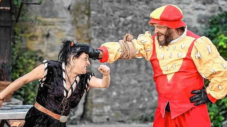 Die Schergen des Fürstbischof haben Spaß daran, die Bauern zu quälen. Die Schergen des Fürstbischof haben Spaß daran, die Bauern zu quälen.
