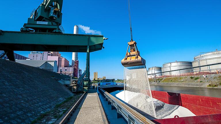 Kran am Schweinfurter Hafen leert Güterschiff Kran am Schweinfurter Hafen leert Güterschiff