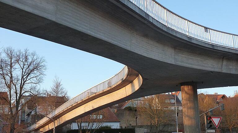 Im zweiten Anlauf geht es nun an die Sanierung der Falaiser Brücke. Die bekommt dann auch ein neues Geländer an der neuen Brücke über die Brend. Im zweiten Anlauf geht es nun an die Sanierung der Falaiser Brücke. Die bekommt dann auch ein neues Geländer an der neuen Brücke über die Brend.