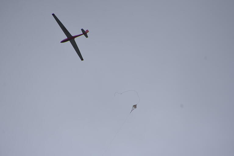 Wenn das Zugseil ausklinkt (mit Landefallschirm), kann man mit dem Segelflugzeug frei über die Erde gleiten. Wenn das Zugseil ausklinkt (mit Landefallschirm), kann man mit dem Segelflugzeug frei über die Erde gleiten.