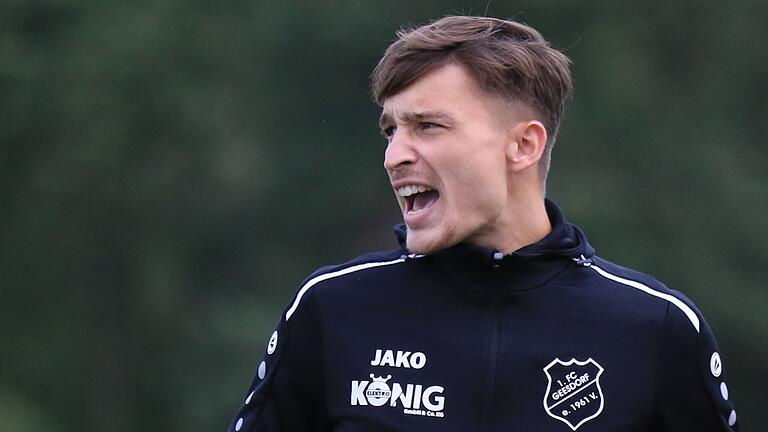 Jannik Feidel trainiert den FC Geesdorf in der Fußball-Landesliga Nordwest. Er rechnet nicht mehr damit, dass die aktuelle Saison regulär beendet werden kann. Die Planungen für die neue Saison laufen dagegen bereits: Der Verein gab sechs Zugänge bekannt. Jannik Feidel trainiert den FC Geesdorf in der Fußball-Landesliga Nordwest. Er rechnet nicht mehr damit, dass die aktuelle Saison regulär beendet werden kann. Die Planungen für die neue Saison laufen dagegen bereits: Der Verein gab sechs Zugänge bekannt.