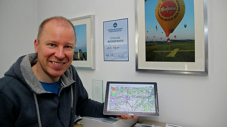 Hat die Deutsche Meisterschaft der Heißluftballonfahrer gewonnen: Martin Wegner mit der Siegerurkunde an der Wand.&nbsp;