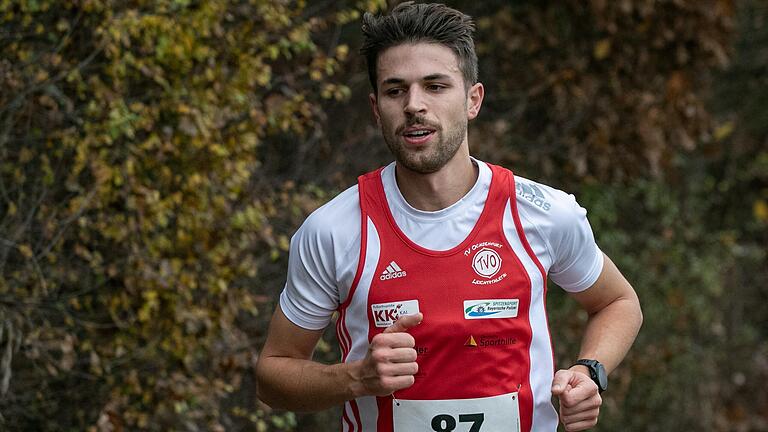 Der Ochsenfurter Patrick Karl hat beim Lebkuchenlauf 2021 in Kitzingen den Hauptlauf über 10 000 Meter in einer Zeit von 33:18 Minuten gewonnen. Der Ochsenfurter Patrick Karl hat beim Lebkuchenlauf 2021 in Kitzingen den Hauptlauf über 10 000 Meter in einer Zeit von 33:18 Minuten gewonnen.