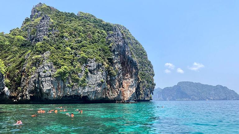 Auch weit entfernte Urlaubsreisen sind nun wieder möglich, wie beispielsweise zum Phi-Phi-Archipel in Thailand (Symbolbild). Auch weit entfernte Urlaubsreisen sind nun wieder möglich, wie beispielsweise zum Phi-Phi-Archipel in Thailand (Symbolbild).