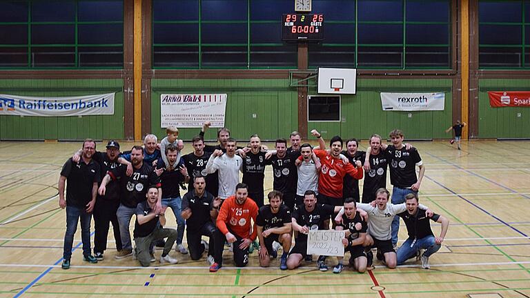 Die Männer der SG Karlstadt-Thüngersheim sind Meister in der Handball-Bezirksklasse Südwest. Hintere Reihe (von links): Trainer Florian Wolf, Betreuer Luca Sattler, Julian Heun, Michael Spahn, Adrian Schwab, Leon Georg, Dustin Conrad, Konstantin Schwab, Christian Urlaub, Moritz Ruckert, Sebastian Bauer, Tilmann Schmid, Christian Dunst, Niklas Kümmet, Sebastian Klüpfel, Henrik Jöst. Vorne: Benny Fuchs, Tobias Bieber, Max Scheler, Felix Albert, Christian Schön, Felix Fuchs, Alexander Klüpfel und Michael Schwab. Die Männer der SG Karlstadt-Thüngersheim sind Meister in der Handball-Bezirksklasse Südwest. Hintere Reihe (von links): Trainer Florian Wolf, Betreuer Luca Sattler, Julian Heun, Michael Spahn, Adrian Schwab, Leon Georg, Dustin Conrad, Konstantin Schwab, Christian Urlaub, Moritz Ruckert, Sebastian Bauer, Tilmann Schmid, Christian Dunst, Niklas Kümmet, Sebastian Klüpfel, Henrik Jöst. Vorne: Benny Fuchs, Tobias Bieber, Max Scheler, Felix Albert, Christian Schön, Felix Fuchs, Alexander Klüpfel und Michael Schwab.